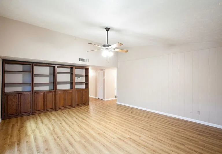 921 Mossvine Dr — Photo 23