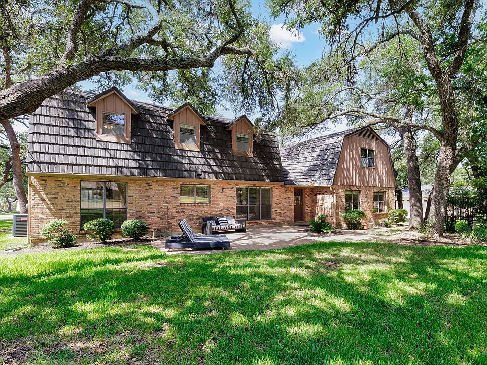 9006 Balcones Club Dr - ready for next tenants!