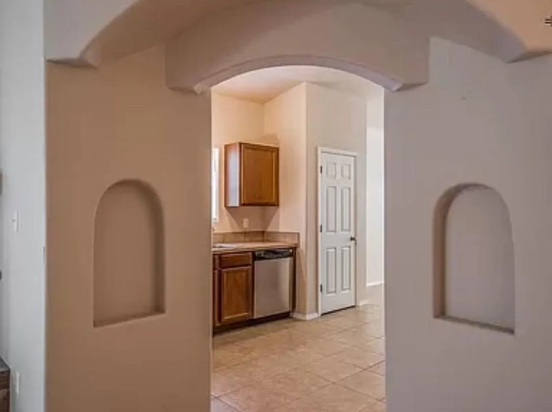 3 bed, 1828 sqft, $2,650 — Photo 2