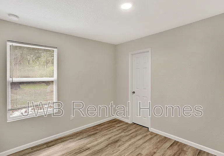 8008 W Railroad Ave — Photo 10