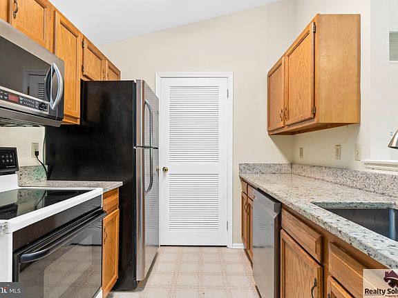 3rd image of 24 Crestmont Dr