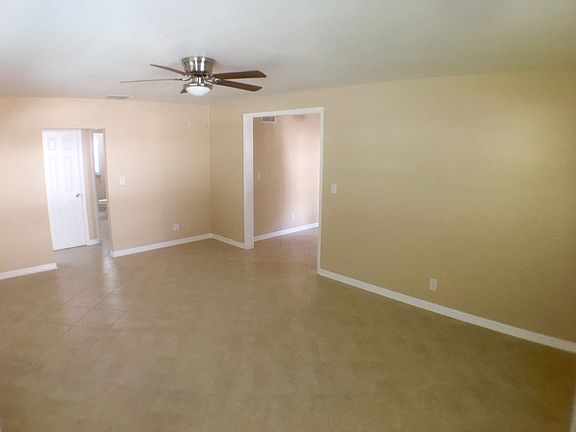 Living room w ceiling fan