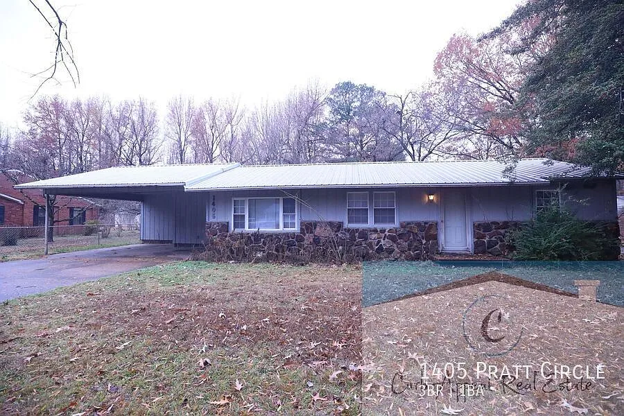 Recently renovated 3 bed, 1 bath house - includes workshop (electricity & bath), storage shed & f... — Photo 2
