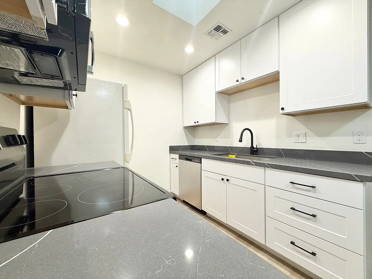 2 bed, 2.0 bath, 976 sqft, $1,399 — Photo 2