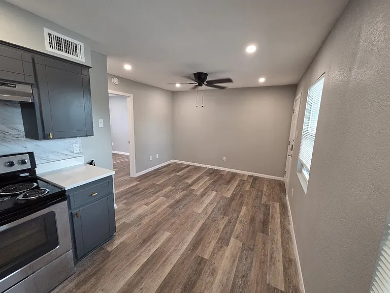 716 W Avenue I #F — Photo 3