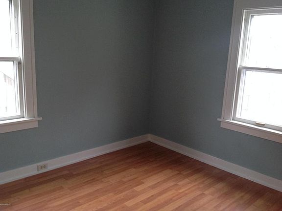 4th image of 3870 Oakes St SW