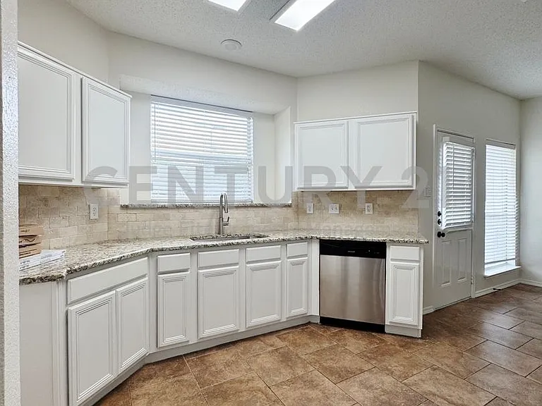 835 Rockett Ln — Photo 6