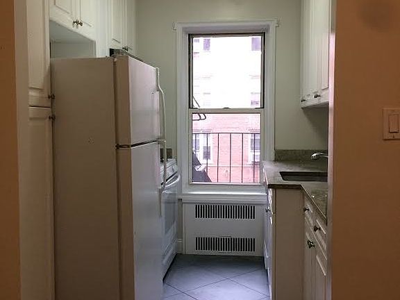 2nd image of 10435 Queens Blvd
