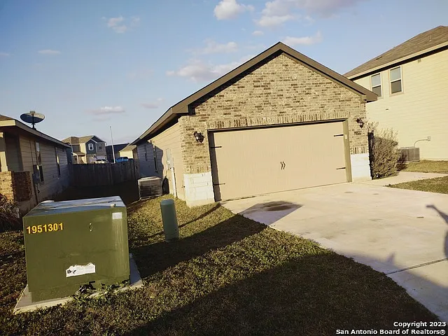 3 bed, 2.0 bath, 1487 sqft, $1,550 — Photo 2
