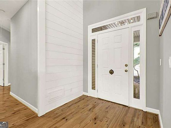 3rd image of 122 Douglas Fir Dr