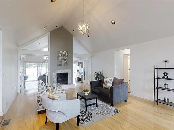 4th image of 620 Stony Ln