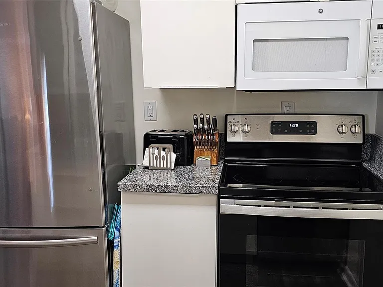 3212 NE 12th St #202 — Photo 18
