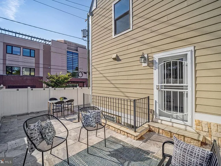 901 Lawrence St NE — Photo 13