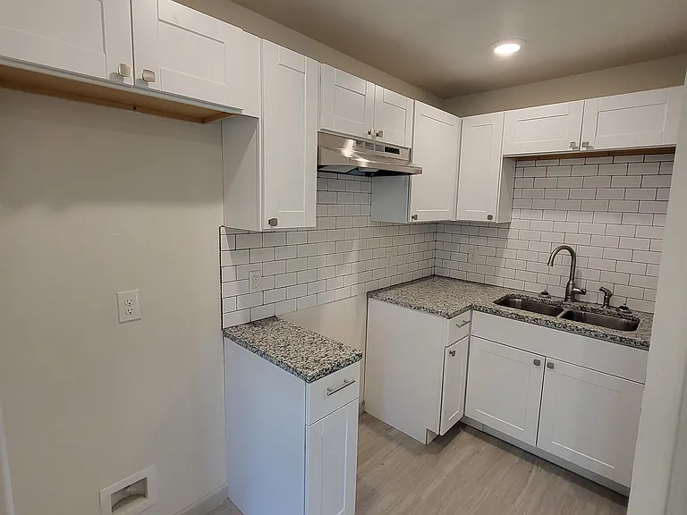 2417 Castroville Rd — Photo 4