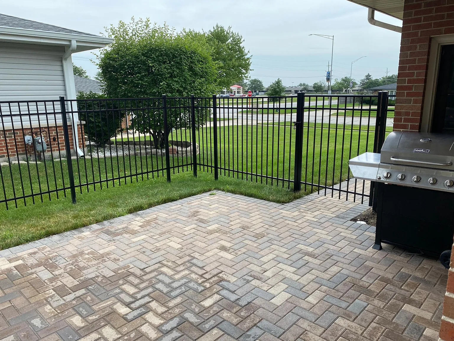 Iroquois Ln, Darien — Photo 1