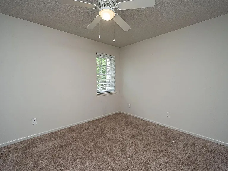 306 Crestview Dr — Photo 13