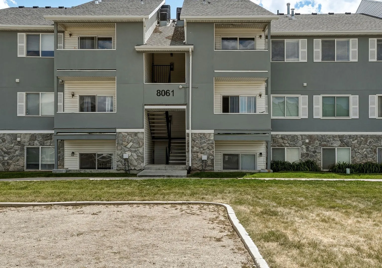3 Bedroom 2 Bath Unit in Magna! — Photo 1