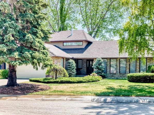 123 N Varsity Estates Grv NW, Calgary, AB T3B 4C8