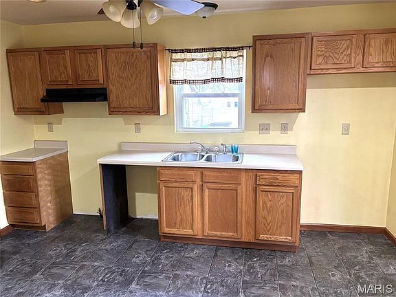 3rd image of 1017 E Washington Ave