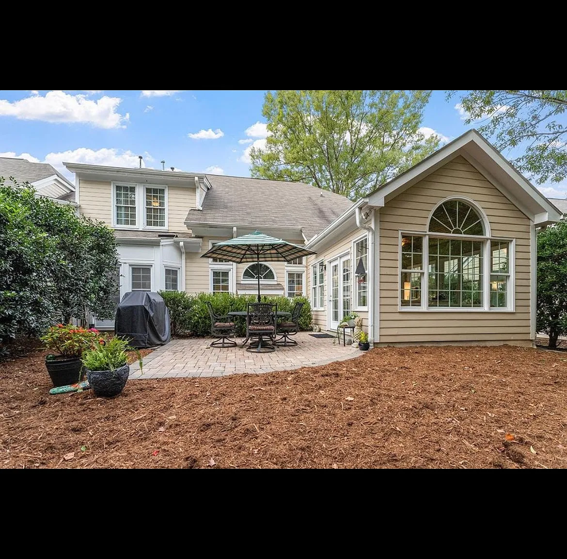 3 bed, 2749 sqft, $2,800 — Photo 2