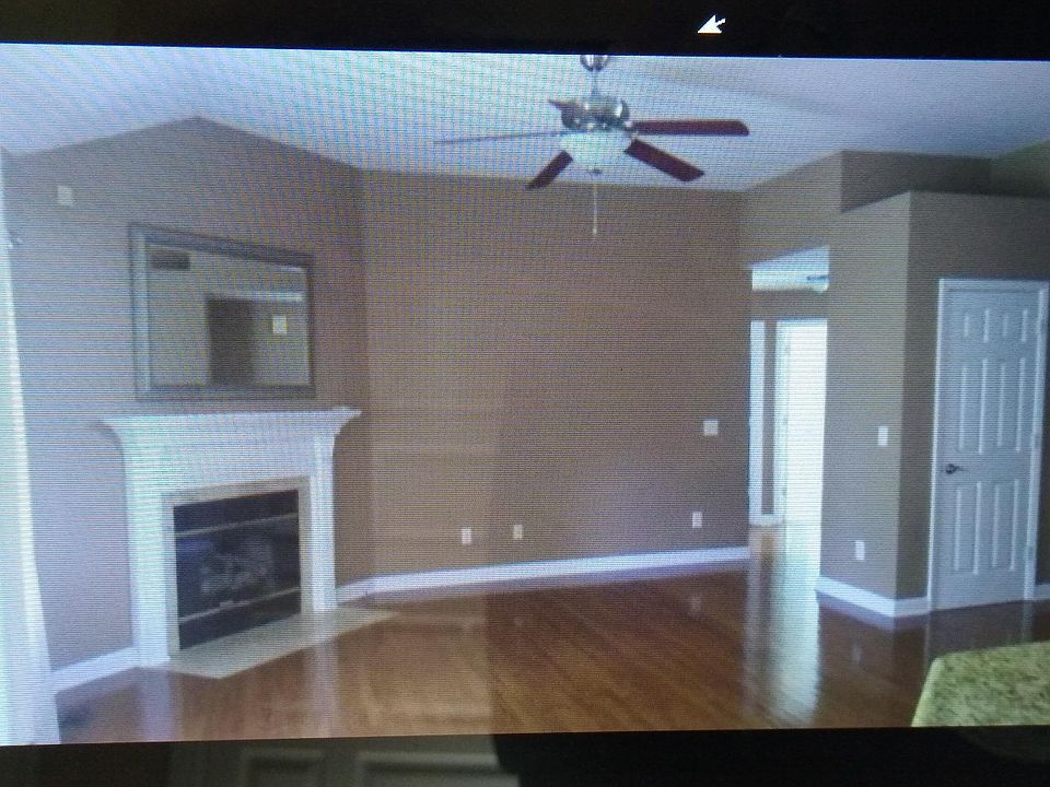 Nice livingroom with fireplace.