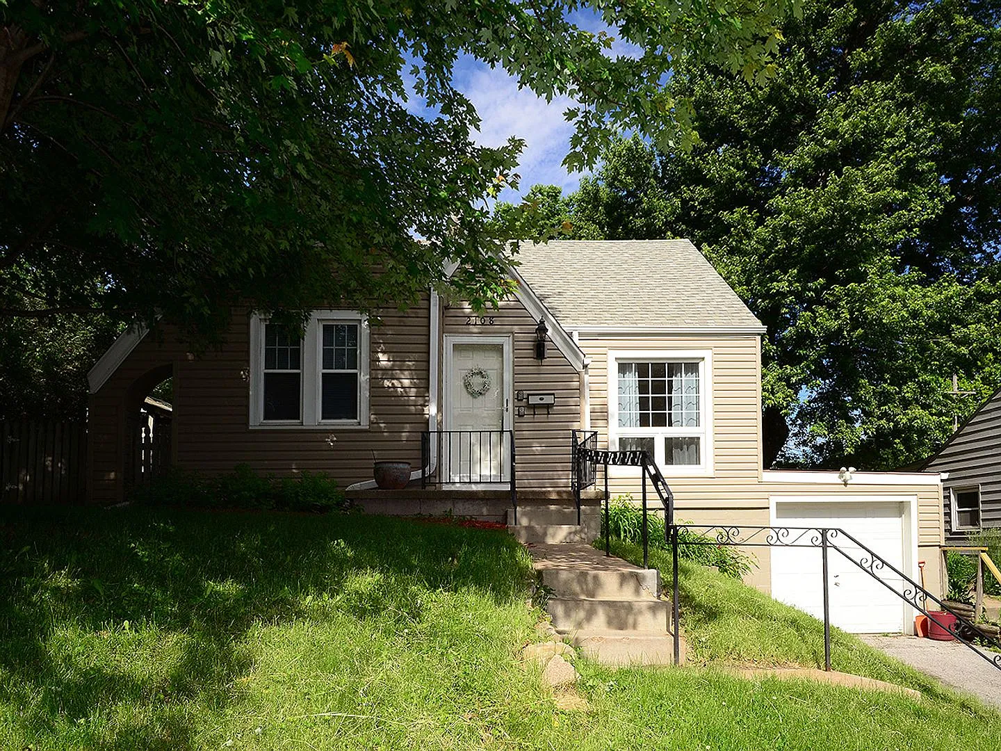 LARGE Omaha 3 bedroom house in the Amber Place neighborhood home open now! Check out 2108 S 46th St — Photo 4