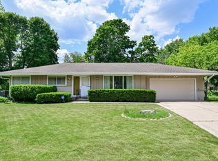 335 W Nicolet Ct, Glendale, WI 53217