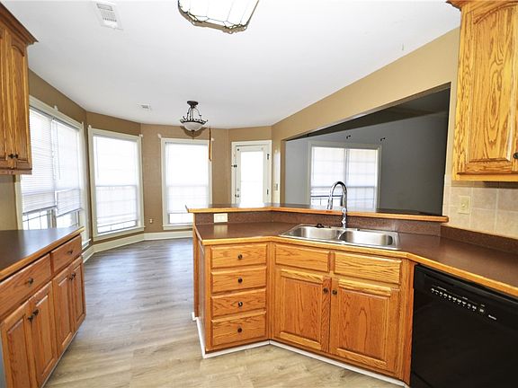 4th image of 618 N Fox Meadows Ln