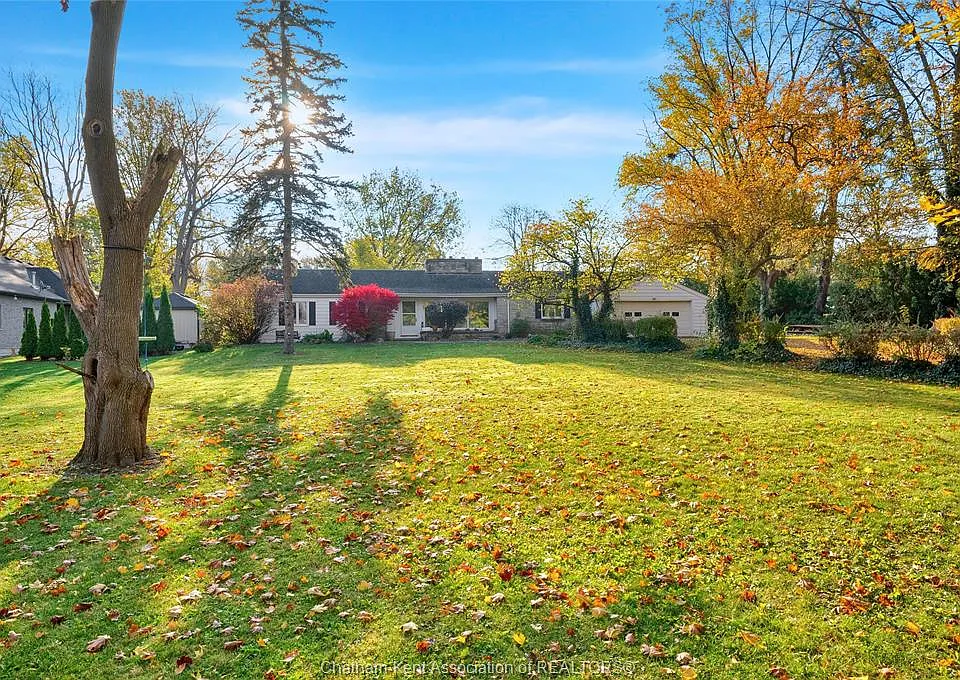 6 Devon Dr