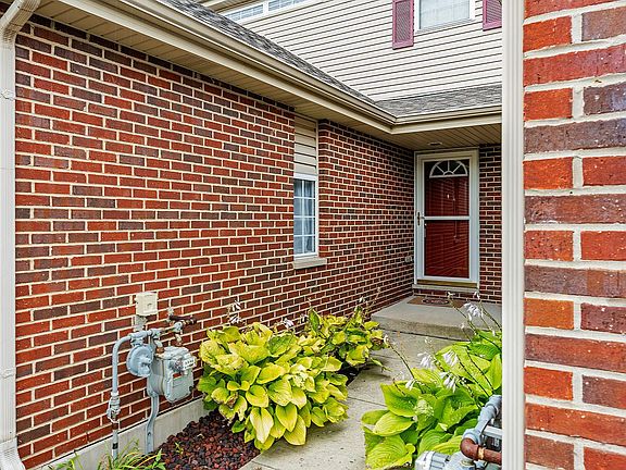 2nd image of 921 Foxwood Ct