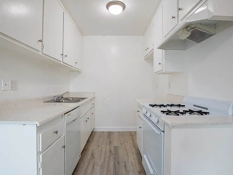 Saticoy Apartments — Photo 15