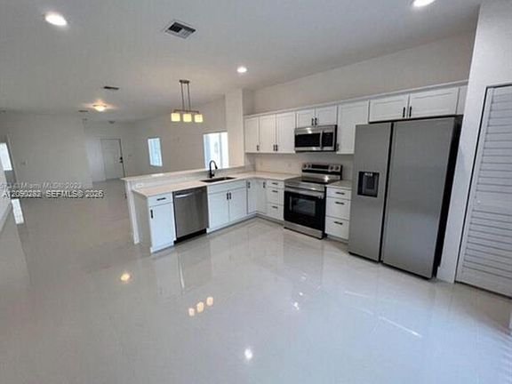 4th image of 216 NW 9th St #216