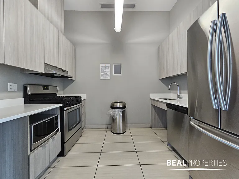 558 W Webster — Photo 21