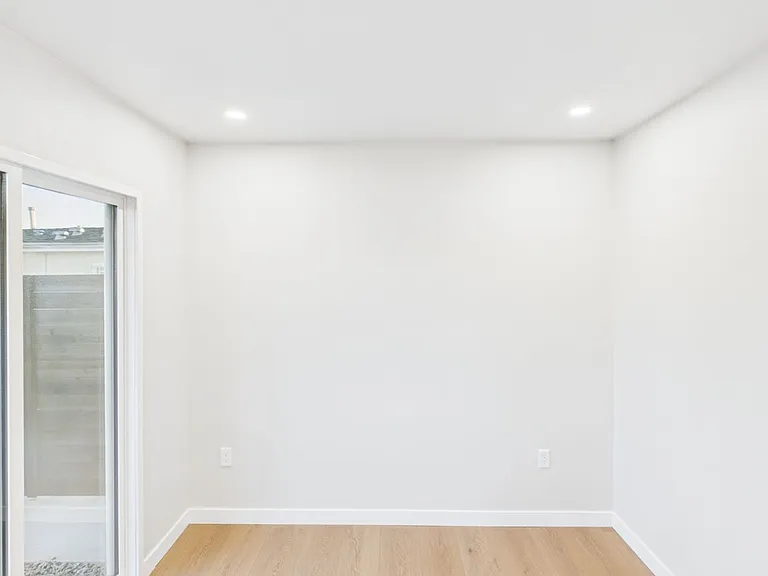 Altadena — Photo 15
