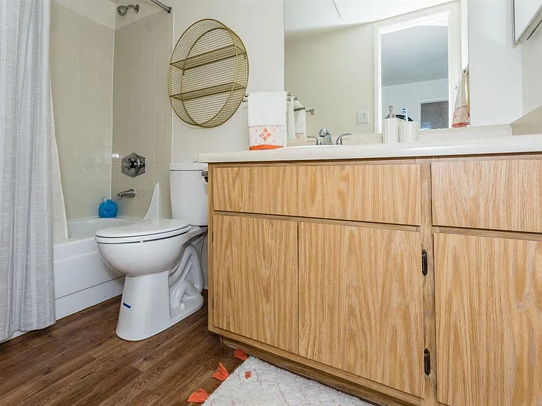 University Square Apartments — Photo 15
