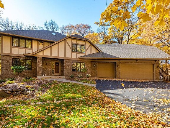 2nd image of 810 Deerwood Dr
