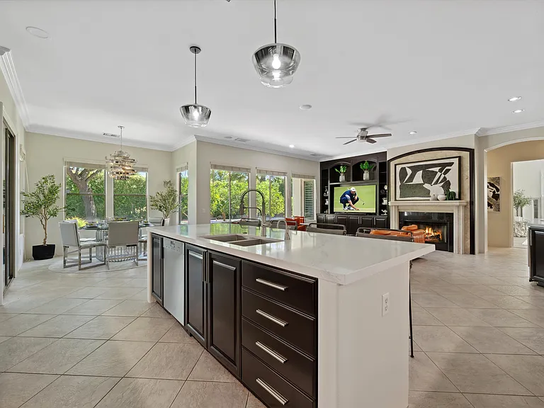 Open kitchen and living room to cook & entertain