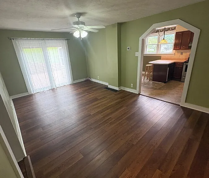 3053 N Valley Pike — Photo 2