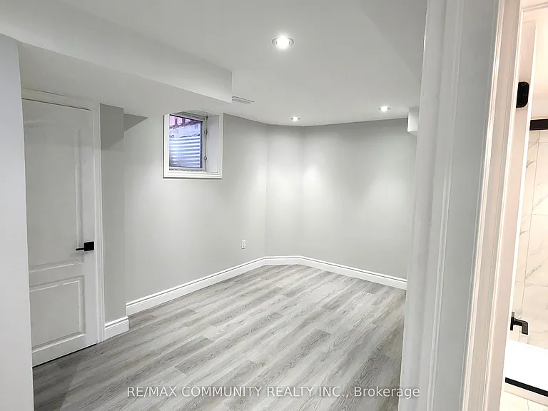 435 Stonegate Ave #LOWER — Photo 8