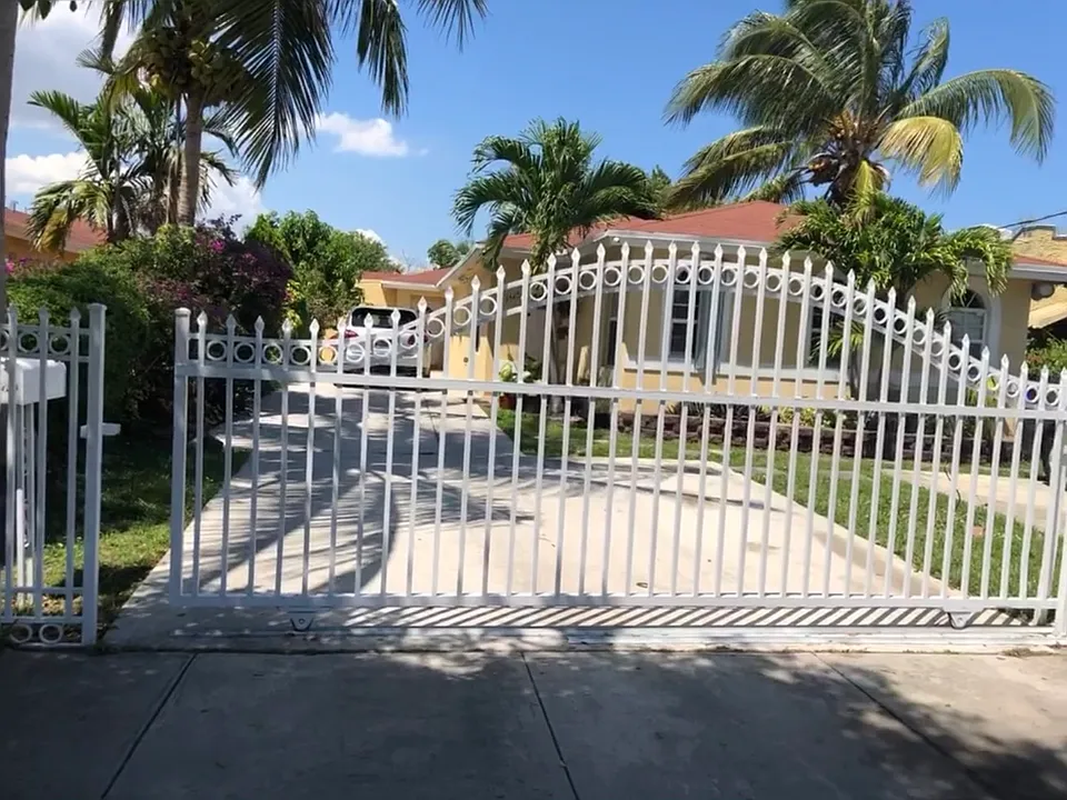 2427 NW 33rd St