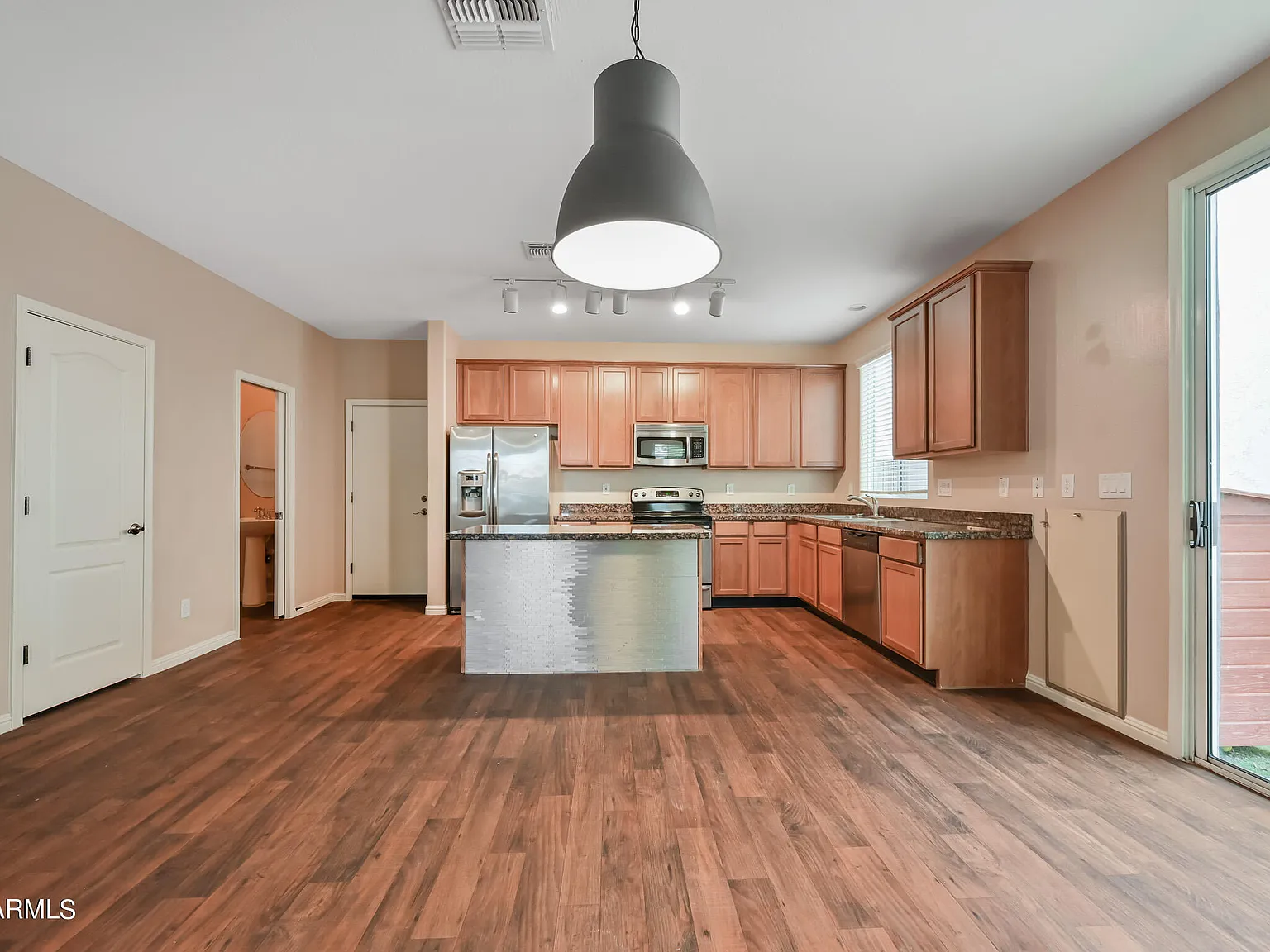 3 bed, 2.5 bath, 1933 sqft, $2,300 — Photo 3