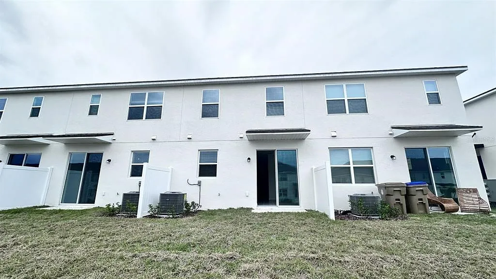 3 bed, 3.0 bath, 1473 sqft, $2,400 — Photo 1