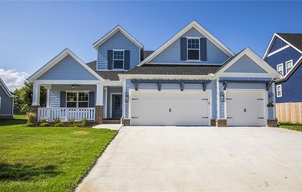 1st image of 806 Chancery Ln