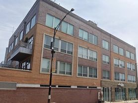 1001 N Milwaukee Ave