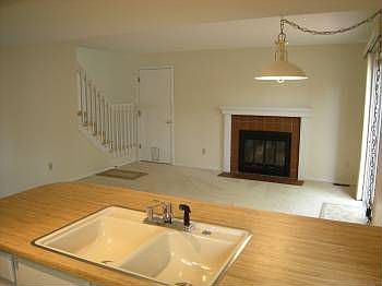 4th image of 498 Lilac Ct