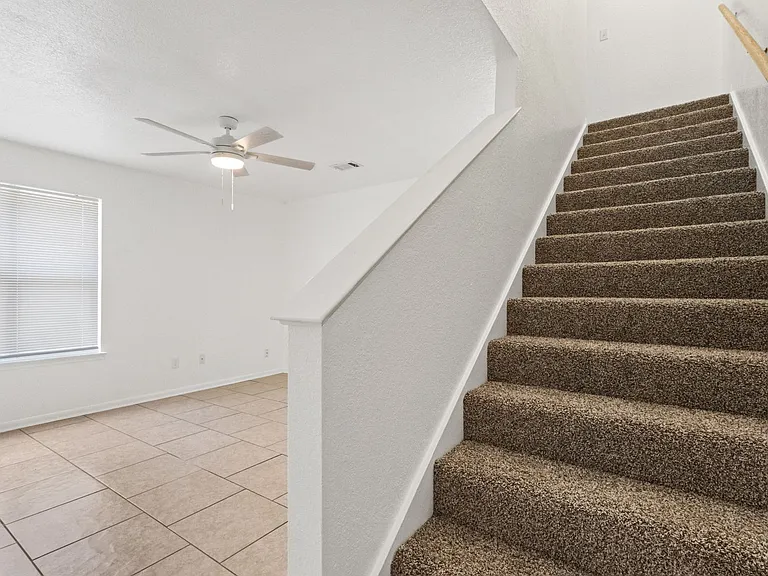 2410 Royal Crest Cir — Photo 10
