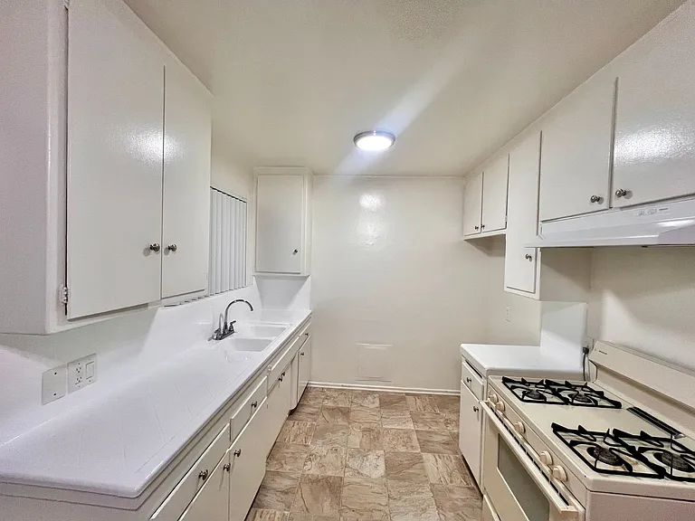 8445 Amigo Ave Northridge, CA 91325 — Photo 1