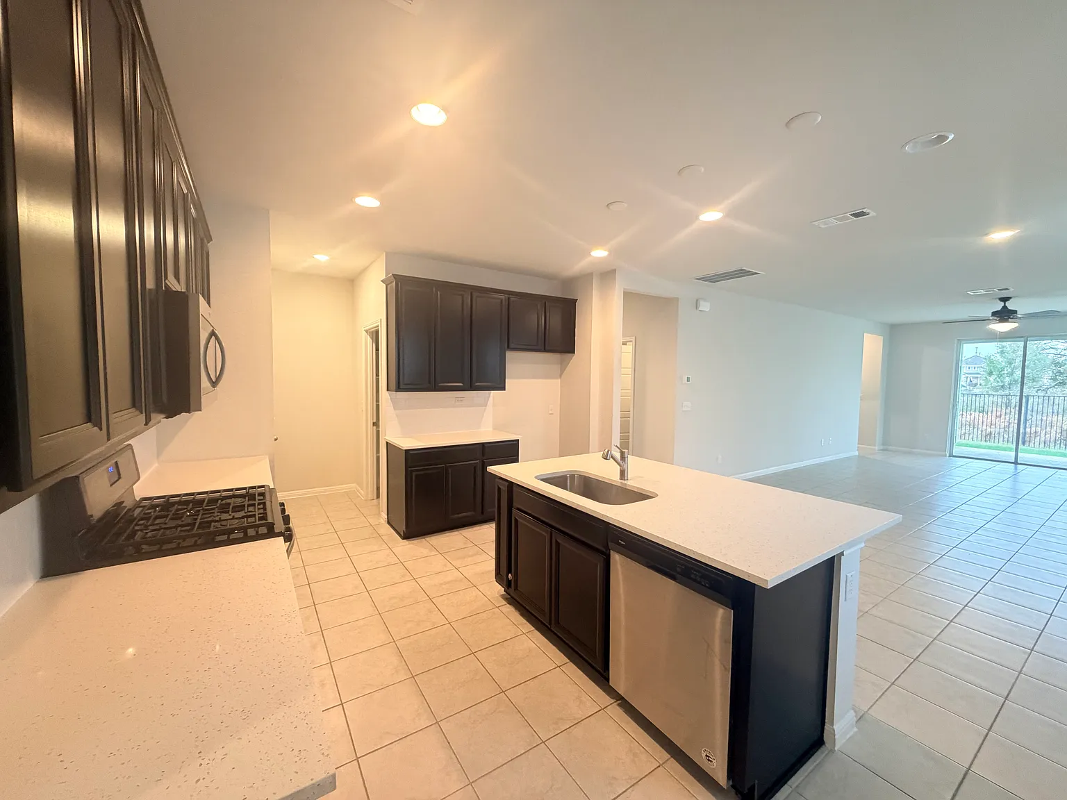 3 bed, 1800 sqft, $1,950 — Photo 2