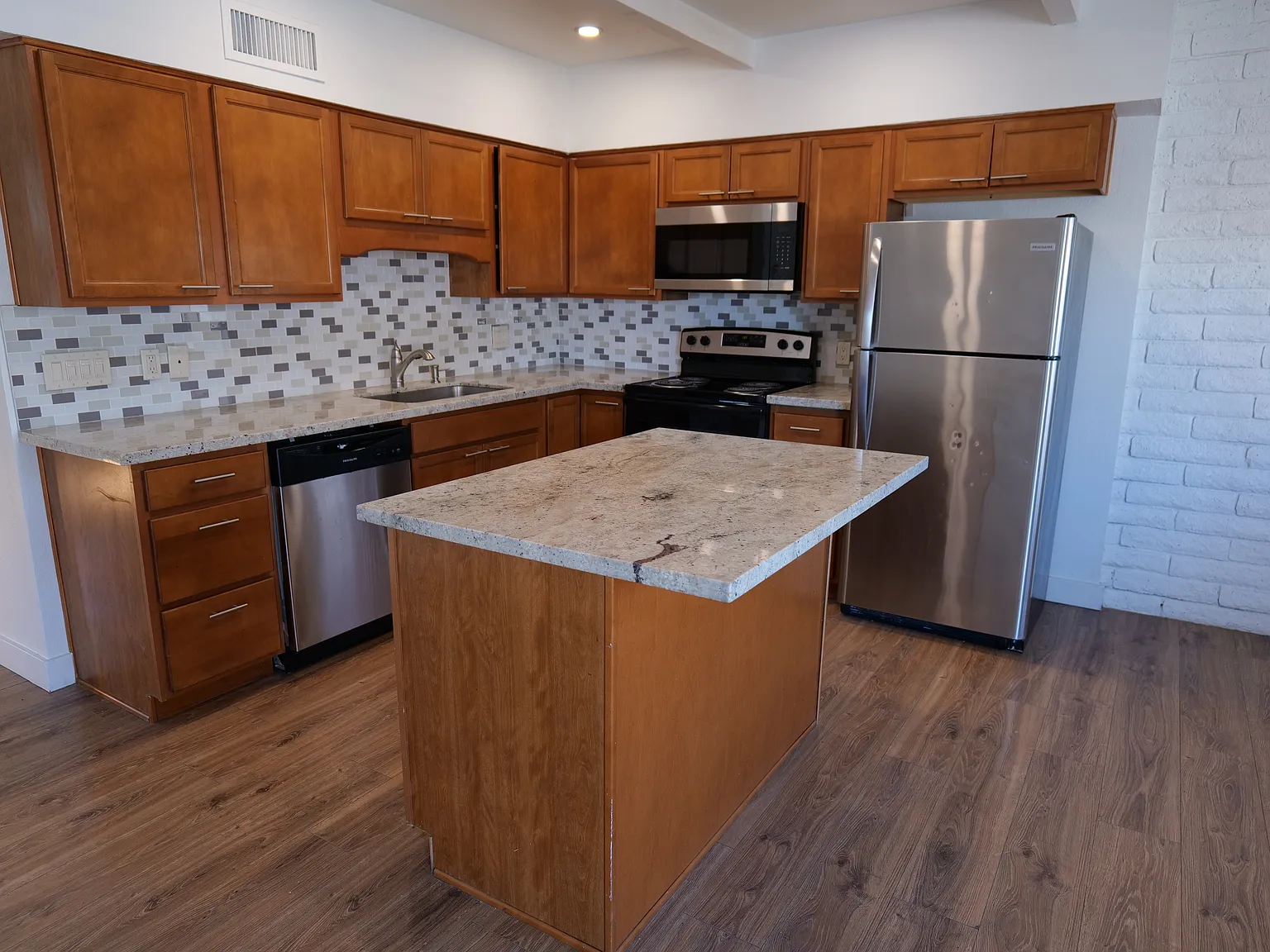 2 bed, 900 sqft, $1,295 — Photo 1