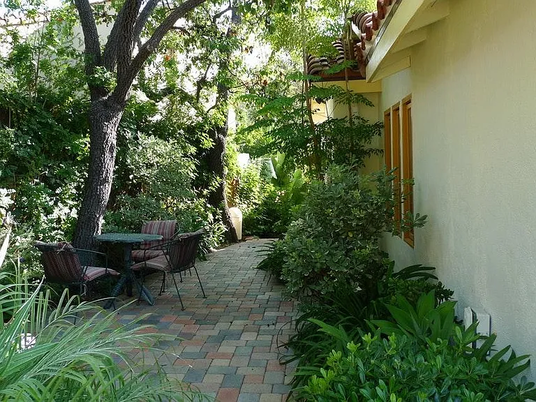 1427 Warnall Ave — Photo 3